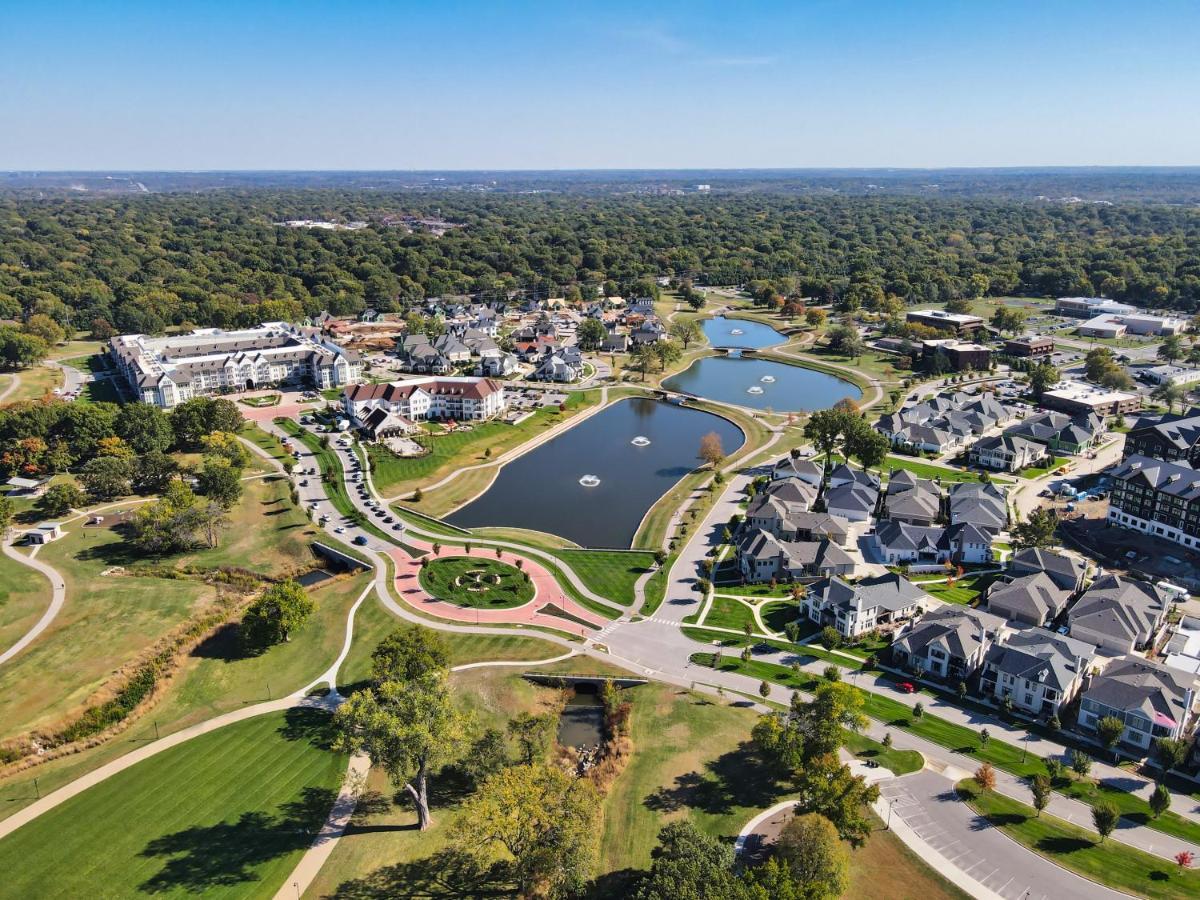 The Inn At Meadowbrook Overland Park Exterior foto